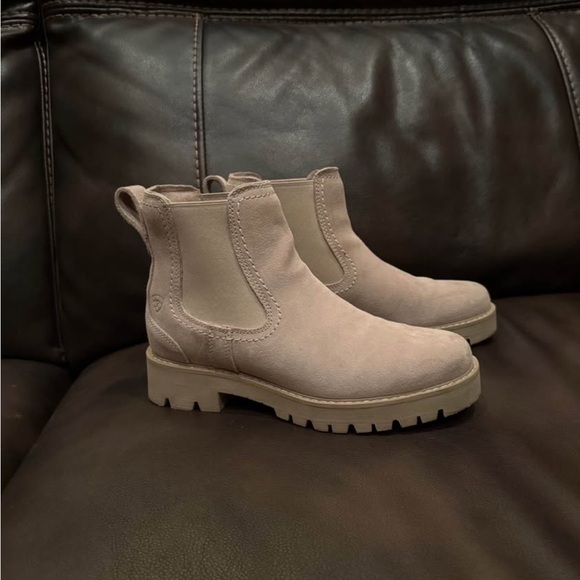 Ariat Shoes - Women’s ariat Chelsea Boots
